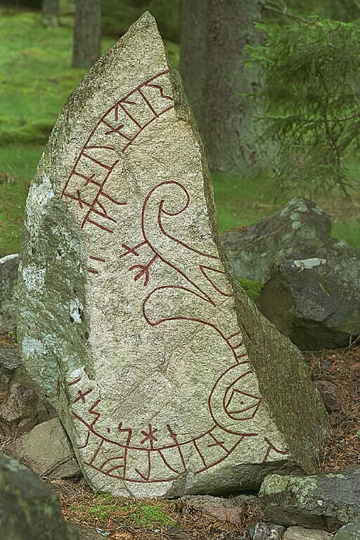 Runes written on fragment av runsten, gråröd granit. Date: V
